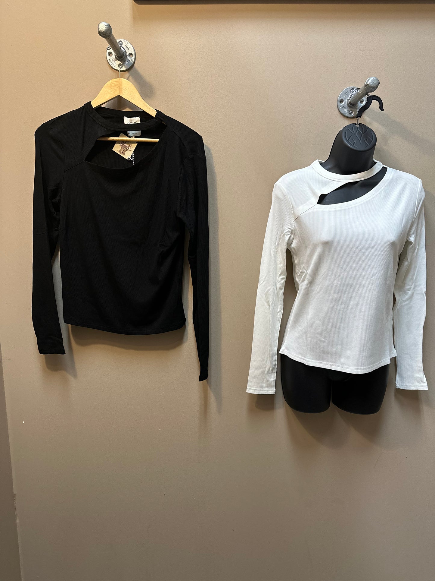 LONG SLEEVE RIBBED TOP WITH FRONT CUT OUT