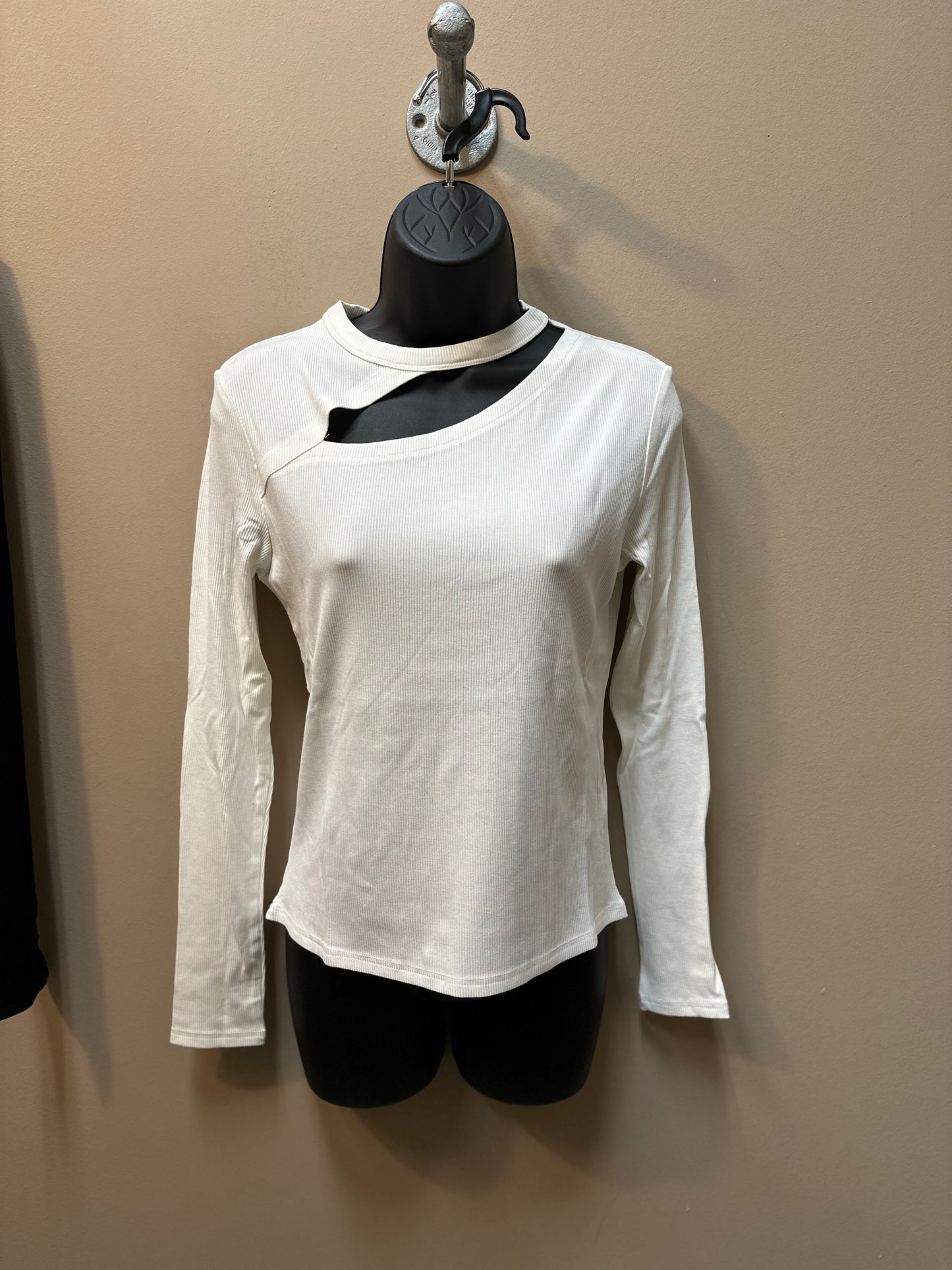 LONG SLEEVE RIBBED TOP WITH FRONT CUT OUT