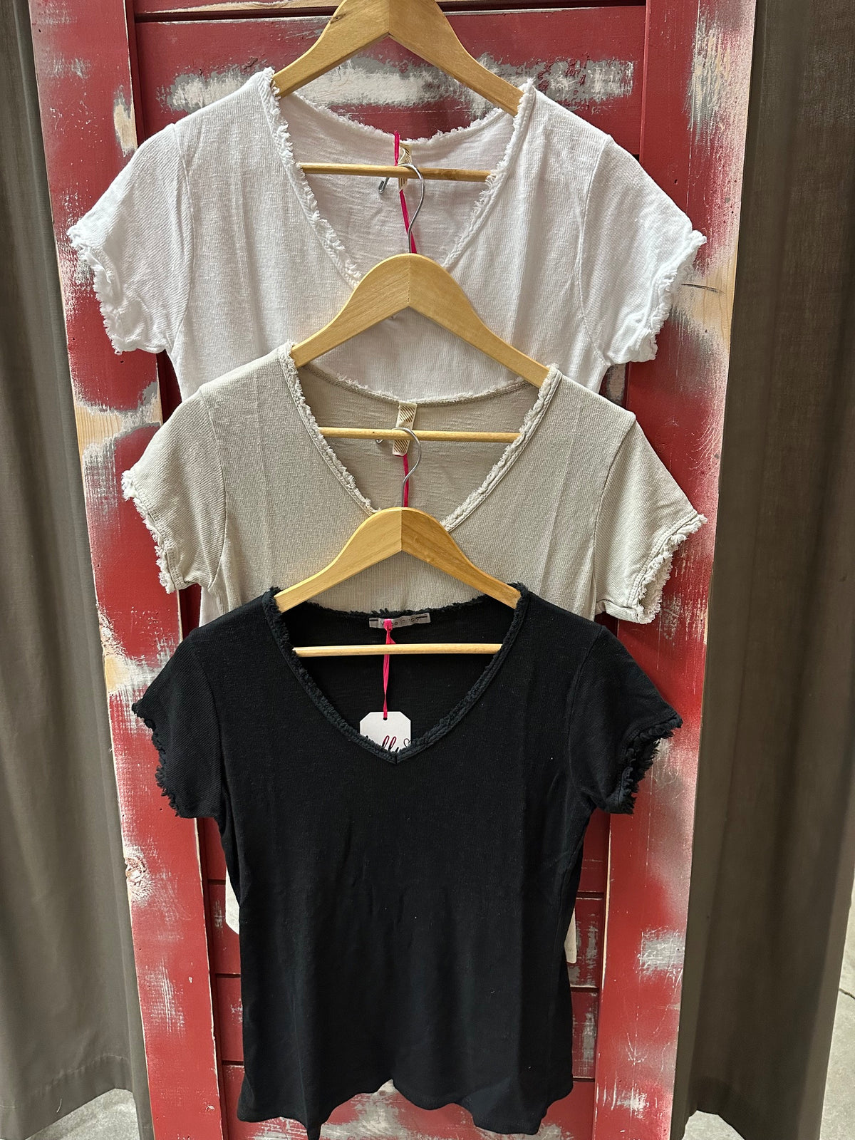 FRAYED V-NECK SHORT SLEEVE TOP