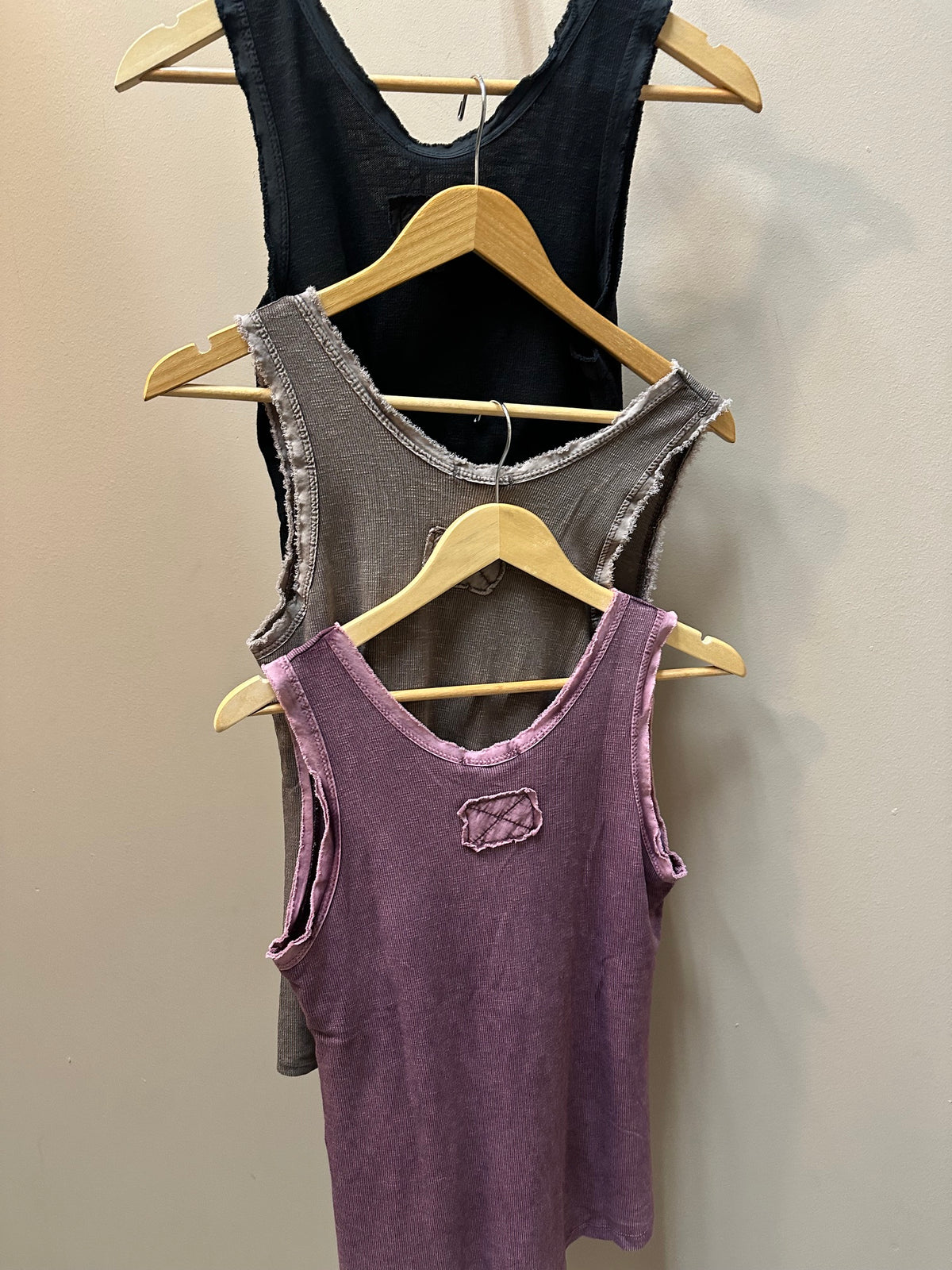 TANK TOP WITH FRAY EDGES