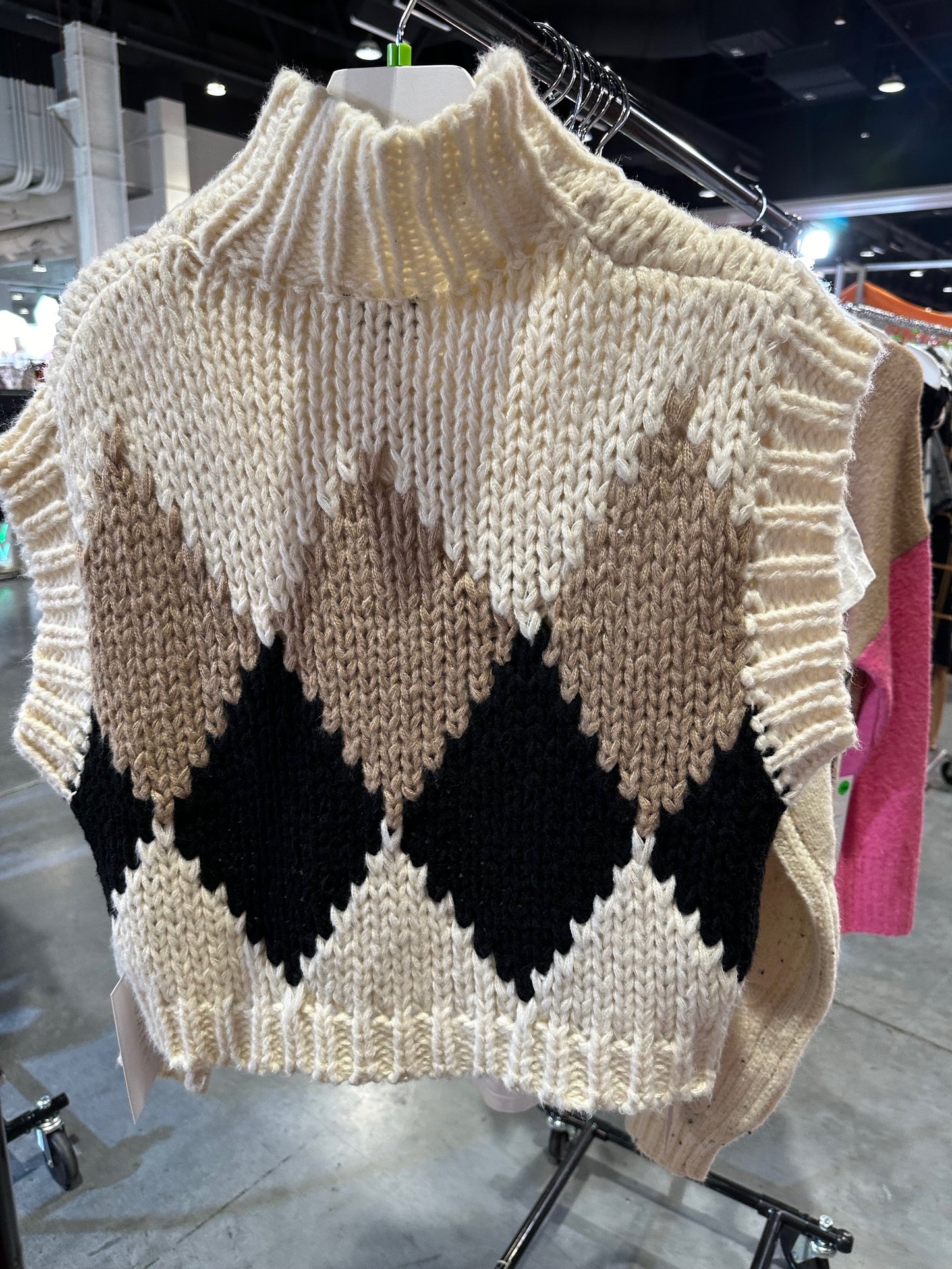 DIAMOND MOCK NECK VEST