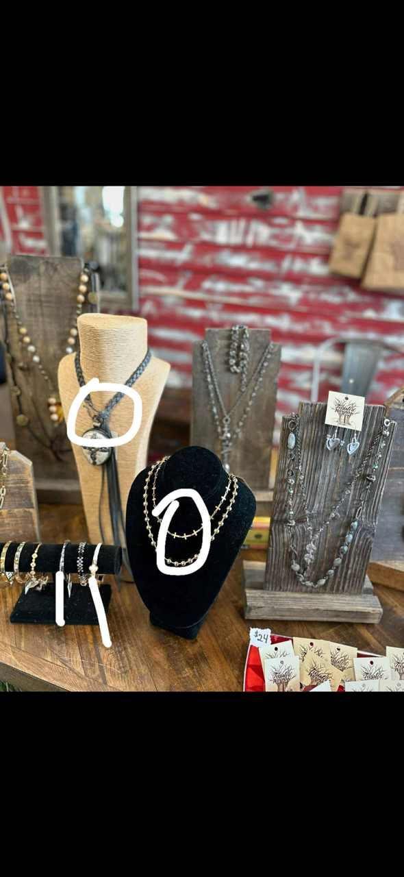 PENDANT NECKLACE