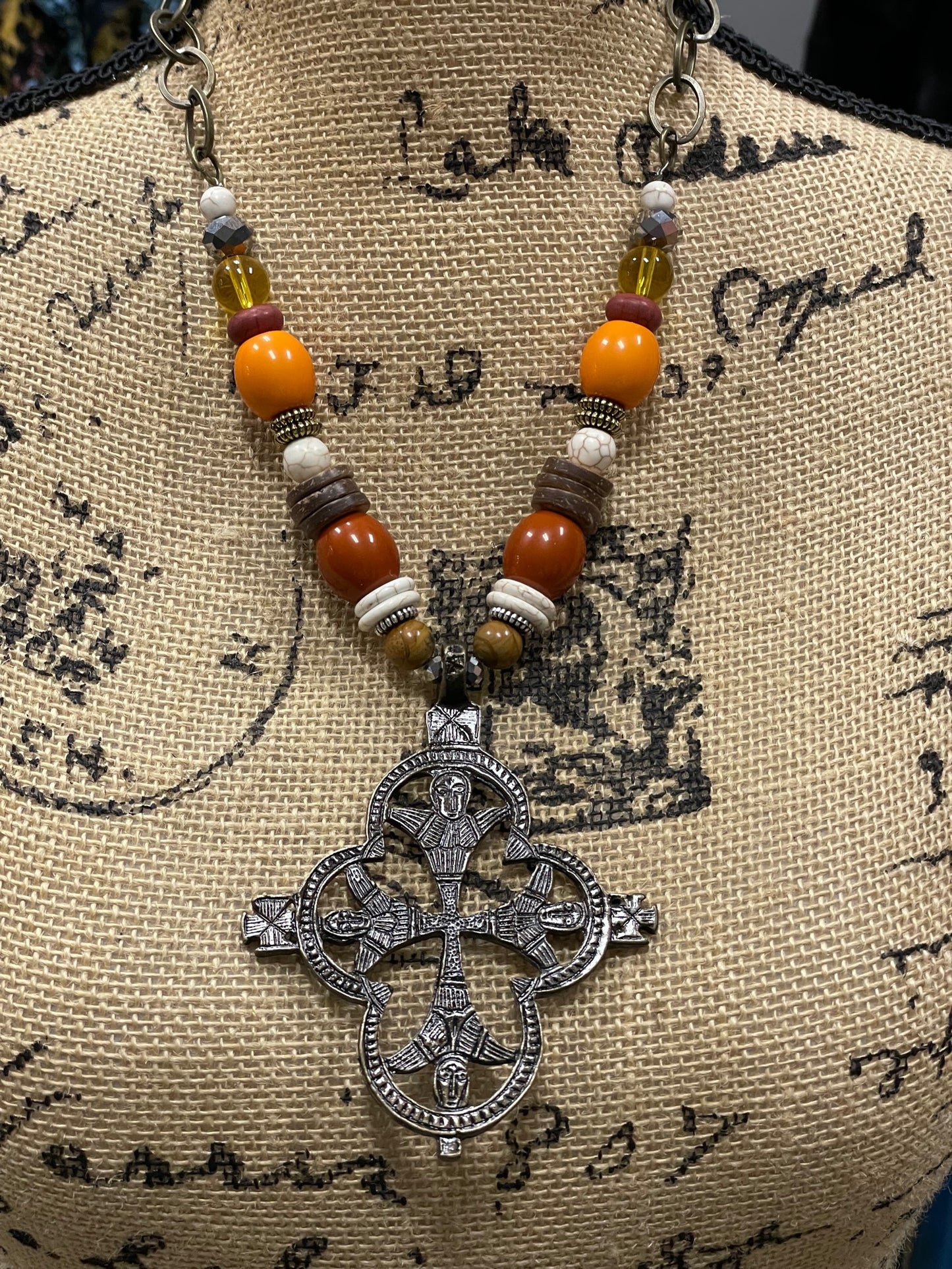 SHORT BEADED W/ LARGE PENDANT NECKLACE