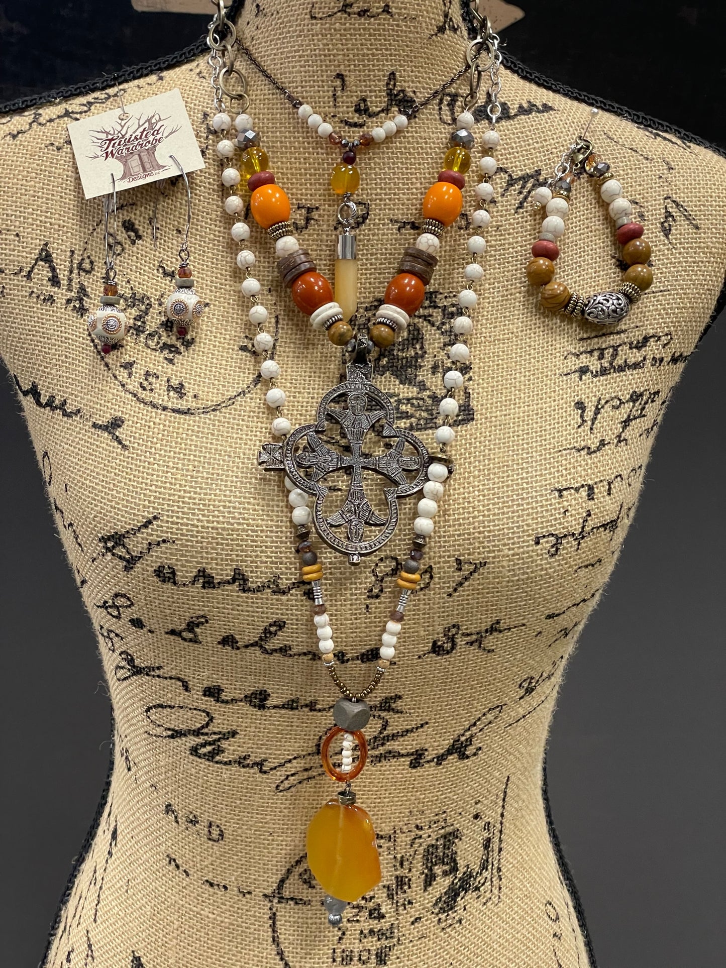 SHORT BEADED W/ LARGE PENDANT NECKLACE