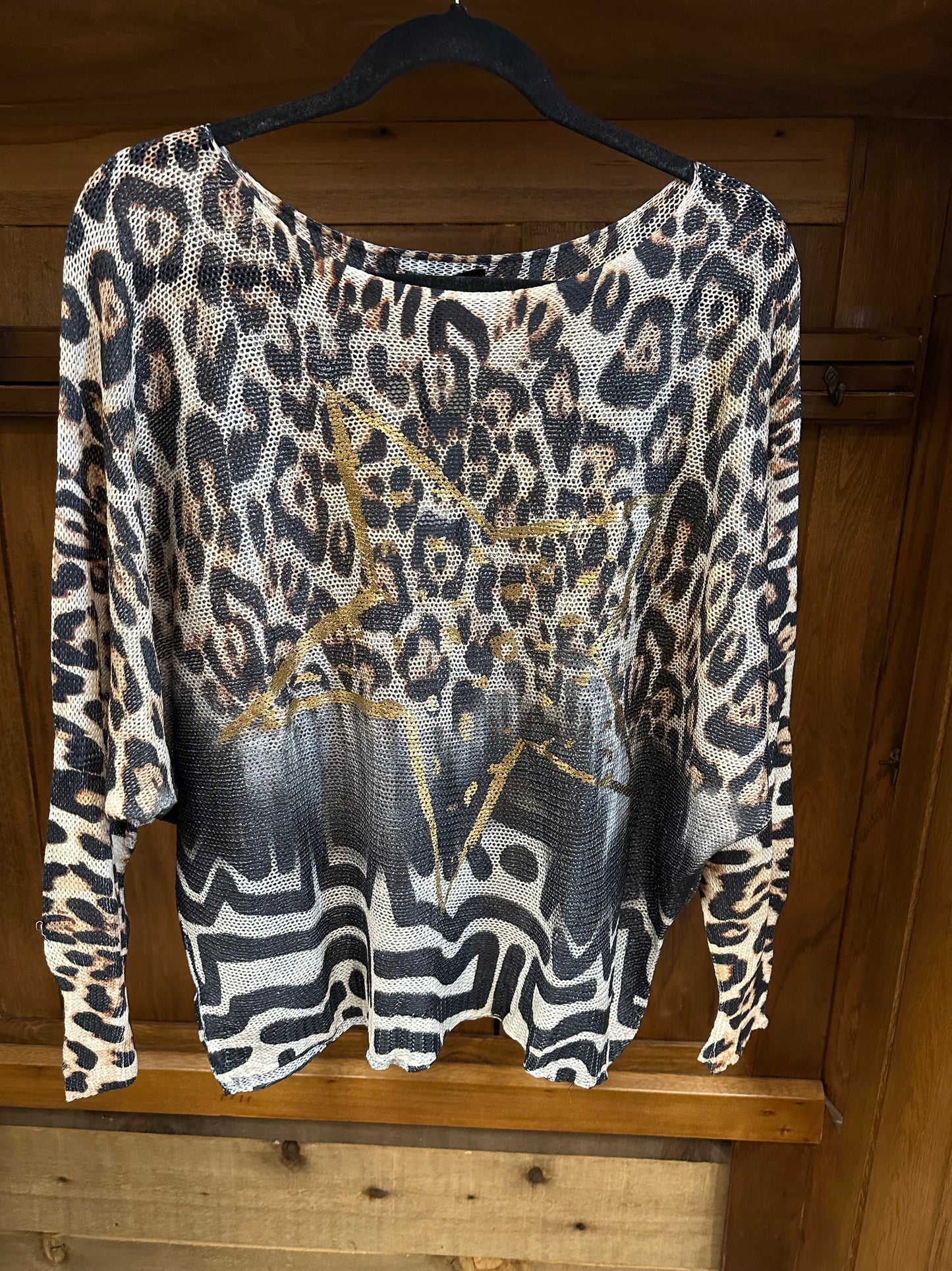 KNIT TOP WITH DESIGN AND DOLMAN SLEEVES