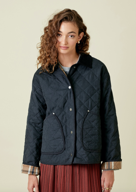 QUILTED JACKET W/ PLAID LINING & SNAP FRONT W/ POCKETS.