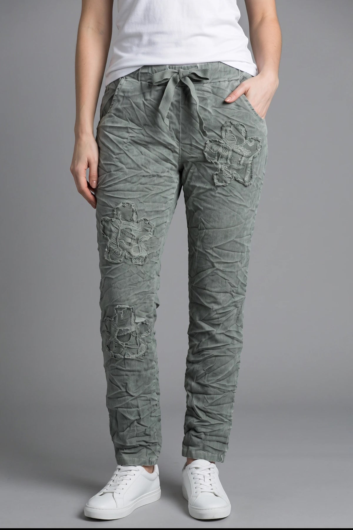PATCH FLOWER CRINKLE PANT