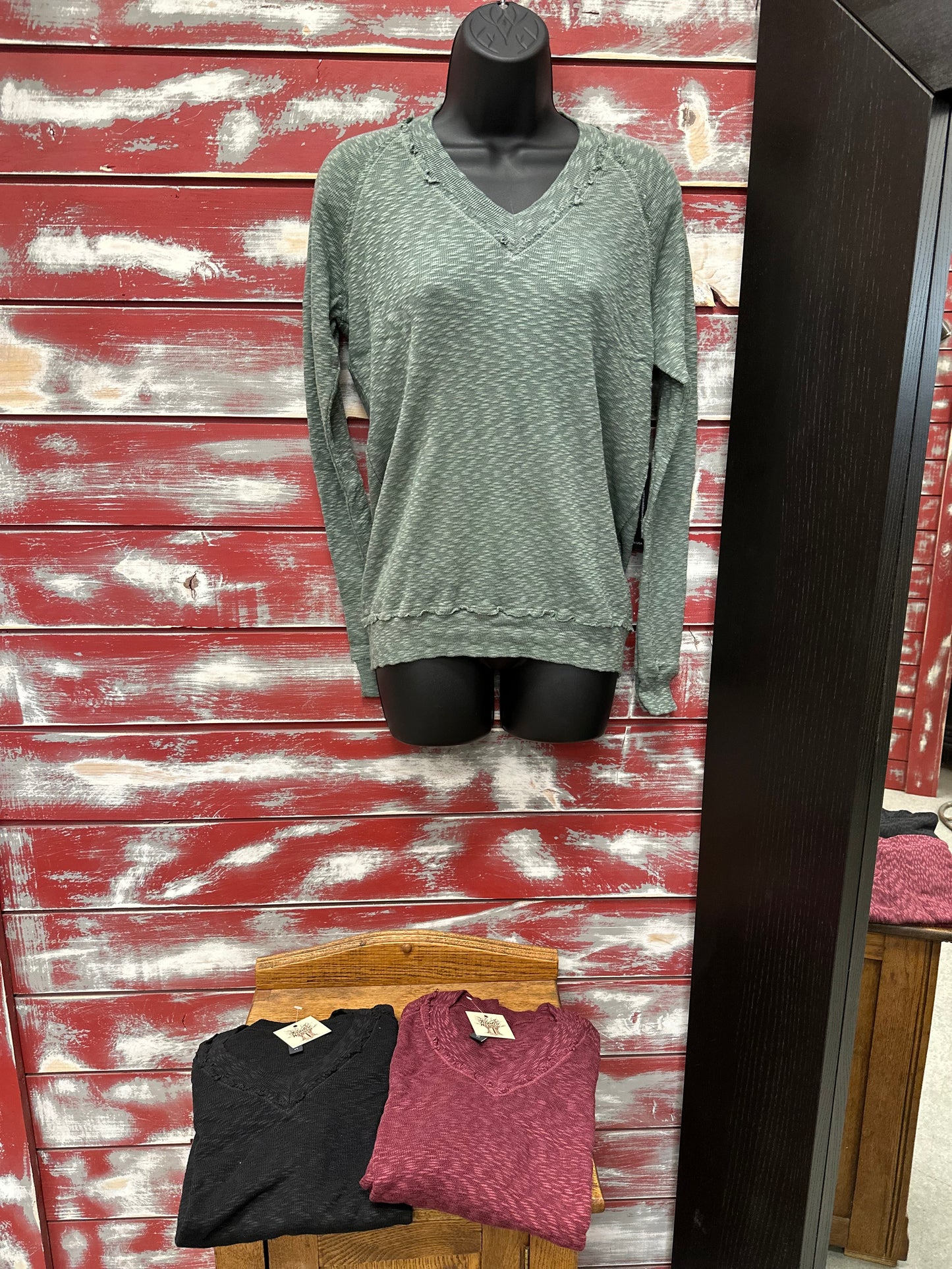 V-NECK TEXTURED LONG SLEEVE TOP