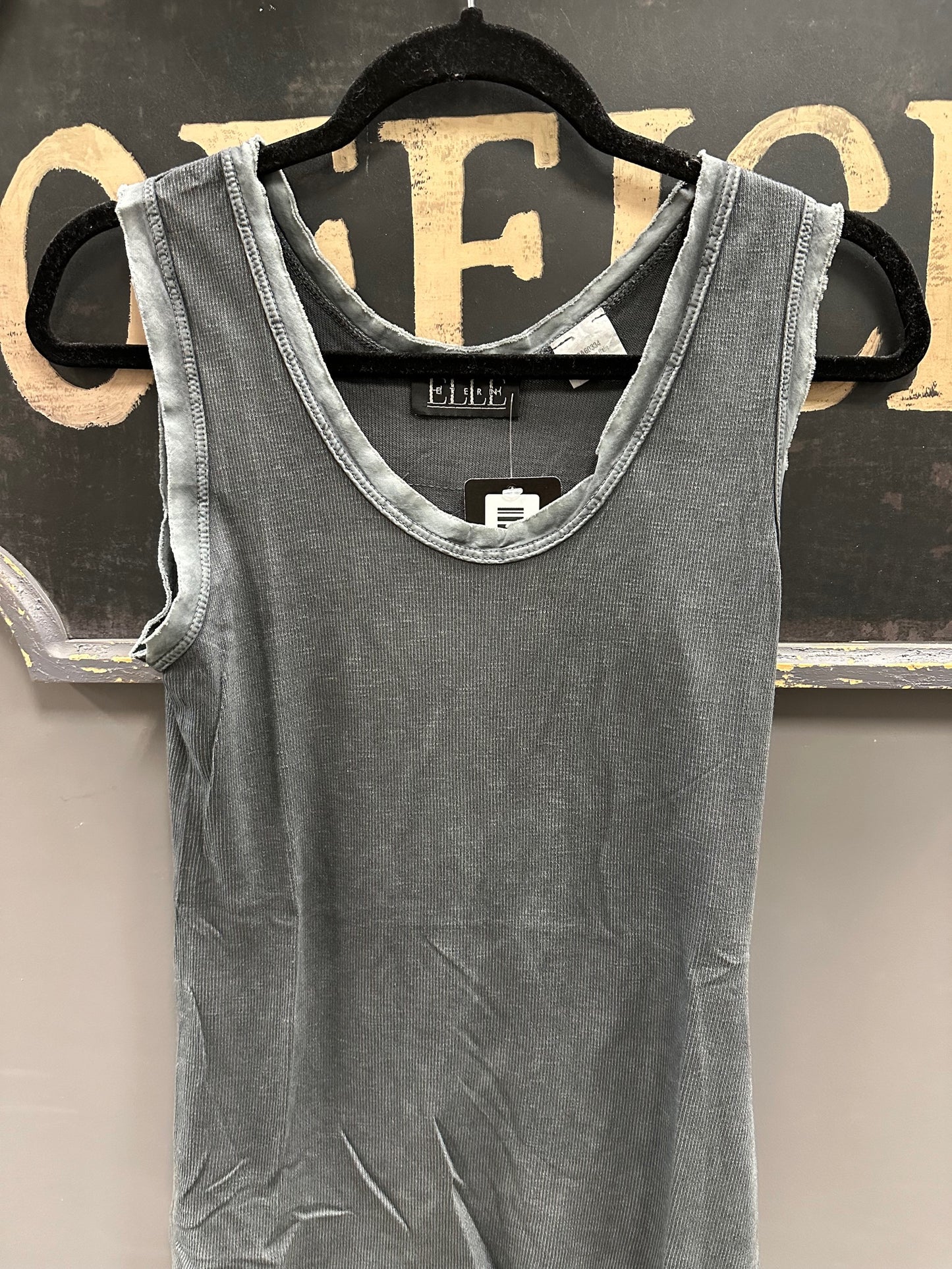 TANK TOP WITH DETAILED EDGING