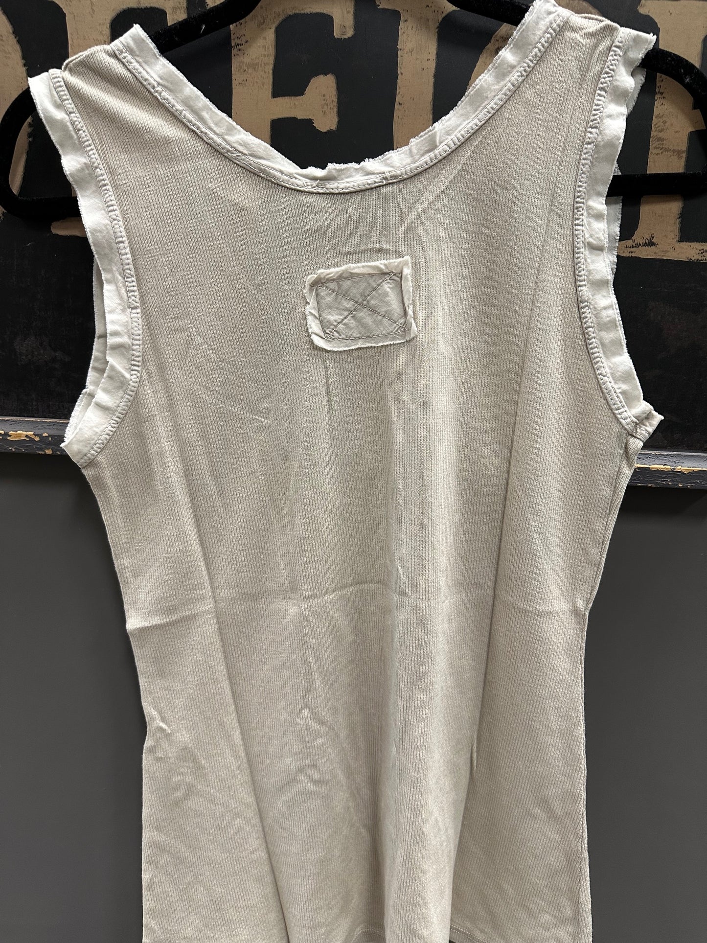 TANK TOP WITH DETAILED EDGING