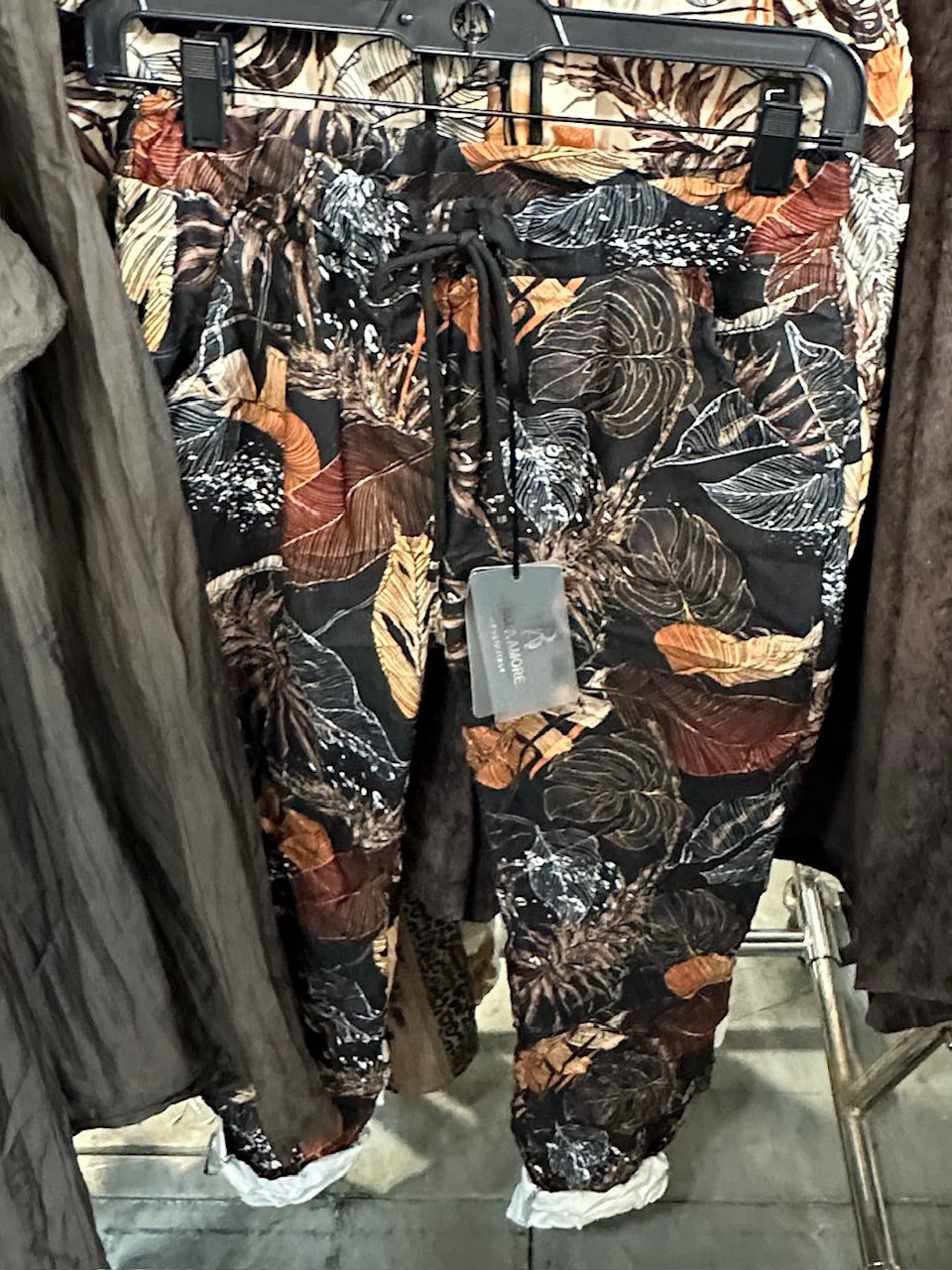 PRINTED CRINKLE PULL ON PANT TIE JOGGER