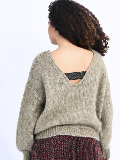 CREW NECK KNITTED SWEATER W/ V-NECK DETAILED BACK