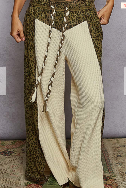 STRAIGHT FIT PANTS WITH THERMAL ANIMAL PRINT CONTRAST