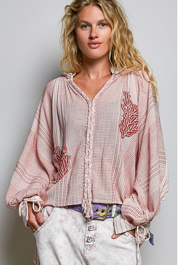 LIGHTWEIGHT WOVEN TOPN WITH EASY SILHOUETTE