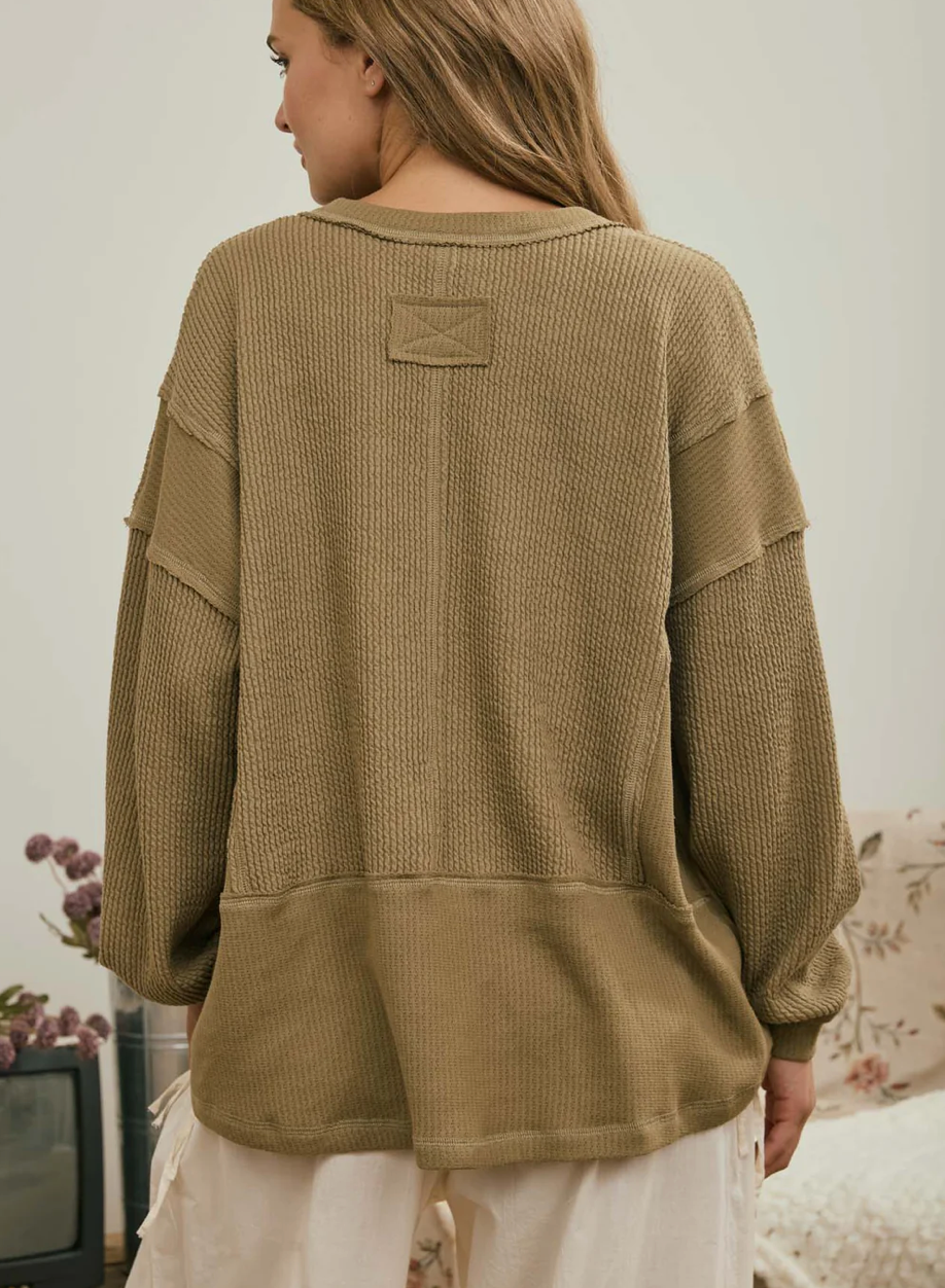 SPLIT NECK RAW EDGE LONG SLEEVE RIBBED KNIT TOP