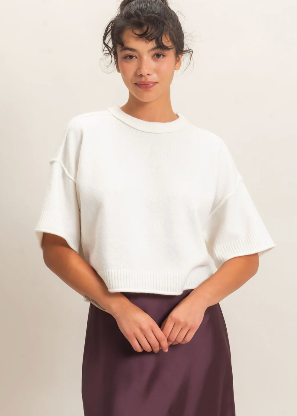 SEAM DETAIL SHORT SLEEVE KNIT TOP
