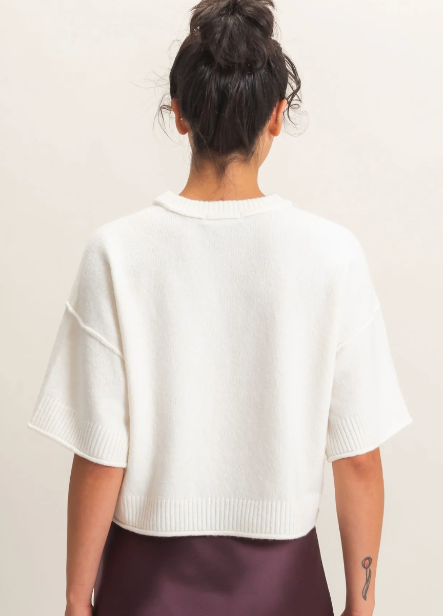 SEAM DETAIL SHORT SLEEVE KNIT TOP
