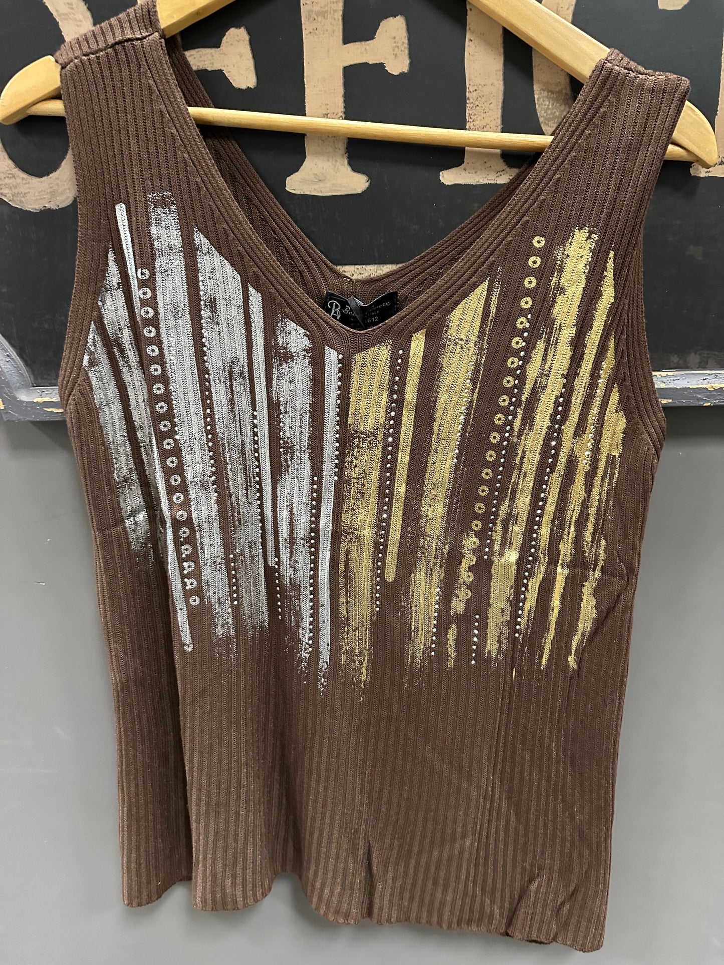 V-NECK LIGHT WEIGHT KNIT SWEATER TANK WITH METALLIC DESIGN