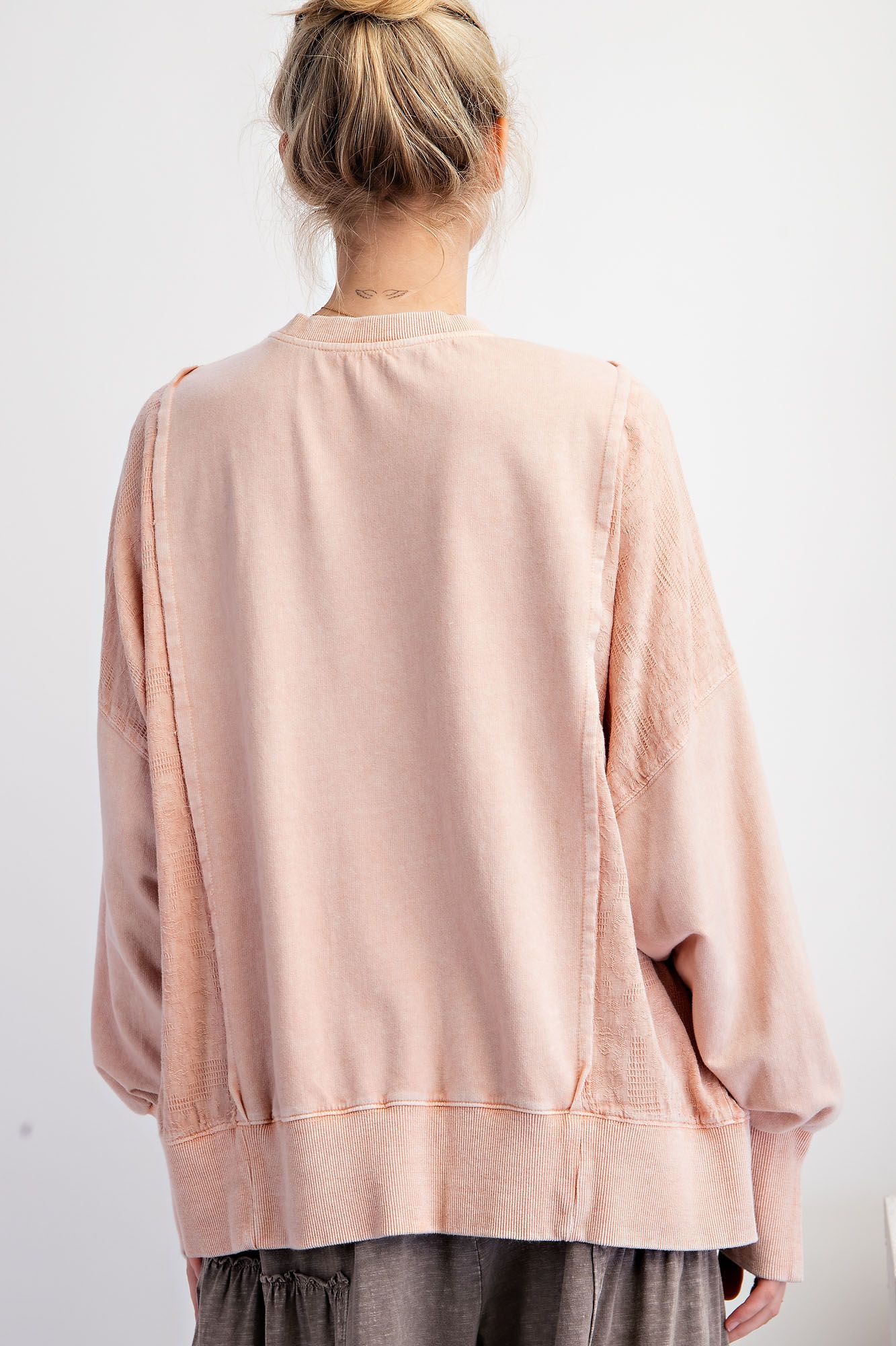 LONG SLEEVE LACE MIX MINERAL WASHED SWEATSHIRT